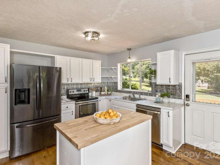 39 Nix Road, Hendersonville, NC 28792.  MLS# CAR4278502, YatesRealty ID 32004. 
