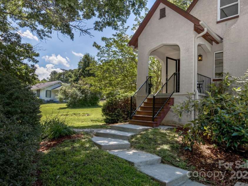 39 Nix Road, Hendersonville, NC 28792.  MLS# CAR4278502, YatesRealty ID 32004. 