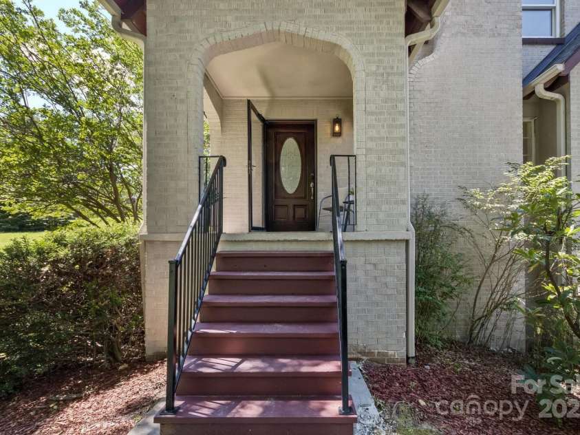 39 Nix Road, Hendersonville, NC 28792.  MLS# CAR4278502, YatesRealty ID 32004. 