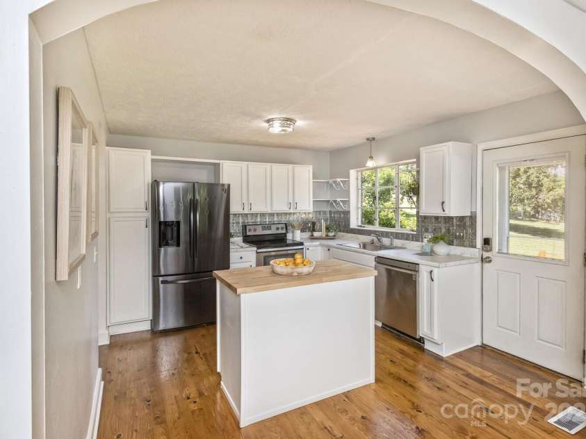 39 Nix Road, Hendersonville, NC 28792.  MLS# CAR4278502, YatesRealty ID 32004. 