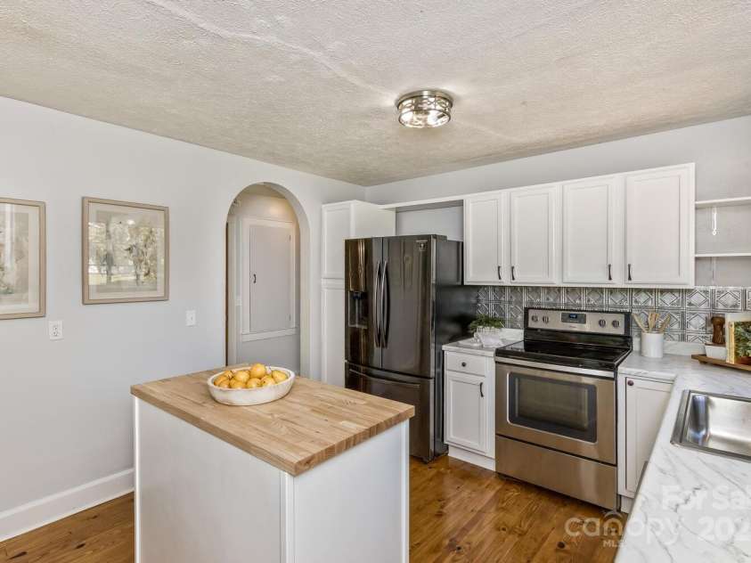 39 Nix Road, Hendersonville, NC 28792.  MLS# CAR4278502, YatesRealty ID 32004. 
