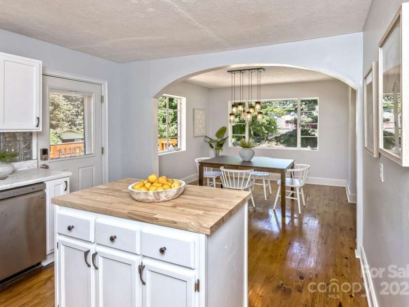 39 Nix Road, Hendersonville, NC 28792.  MLS# CAR4278502, YatesRealty ID 32004. 