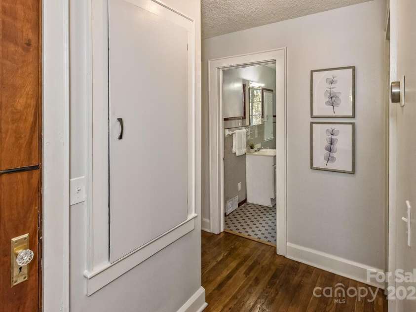 39 Nix Road, Hendersonville, NC 28792.  MLS# CAR4278502, YatesRealty ID 32004. 