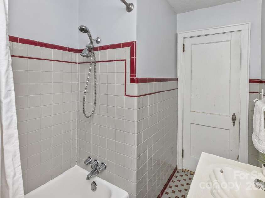 39 Nix Road, Hendersonville, NC 28792.  MLS# CAR4278502, YatesRealty ID 32004. 