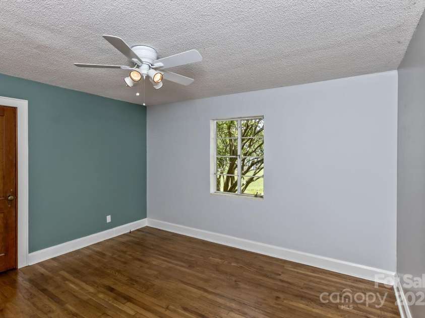 39 Nix Road, Hendersonville, NC 28792.  MLS# CAR4278502, YatesRealty ID 32004. 