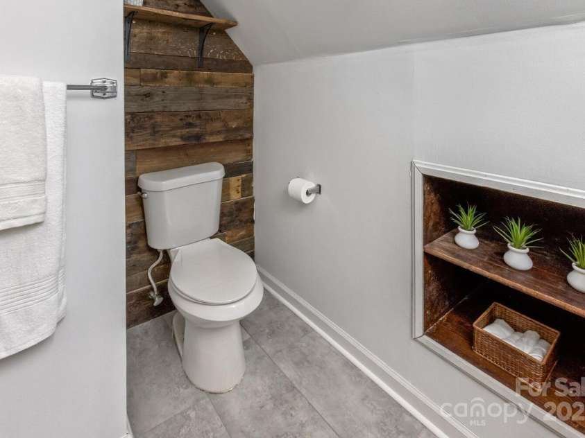 39 Nix Road, Hendersonville, NC 28792.  MLS# CAR4278502, YatesRealty ID 32004. 