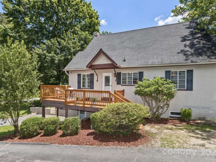 39 Nix Road, Hendersonville, NC 28792.  MLS# CAR4278502, YatesRealty ID 32004. 