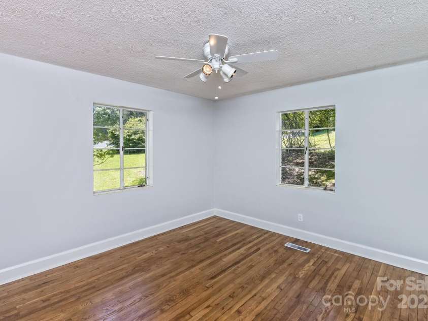 39 Nix Road, Hendersonville, NC 28792.  MLS# CAR4278502, YatesRealty ID 32004. First floor bedroom/bonus room