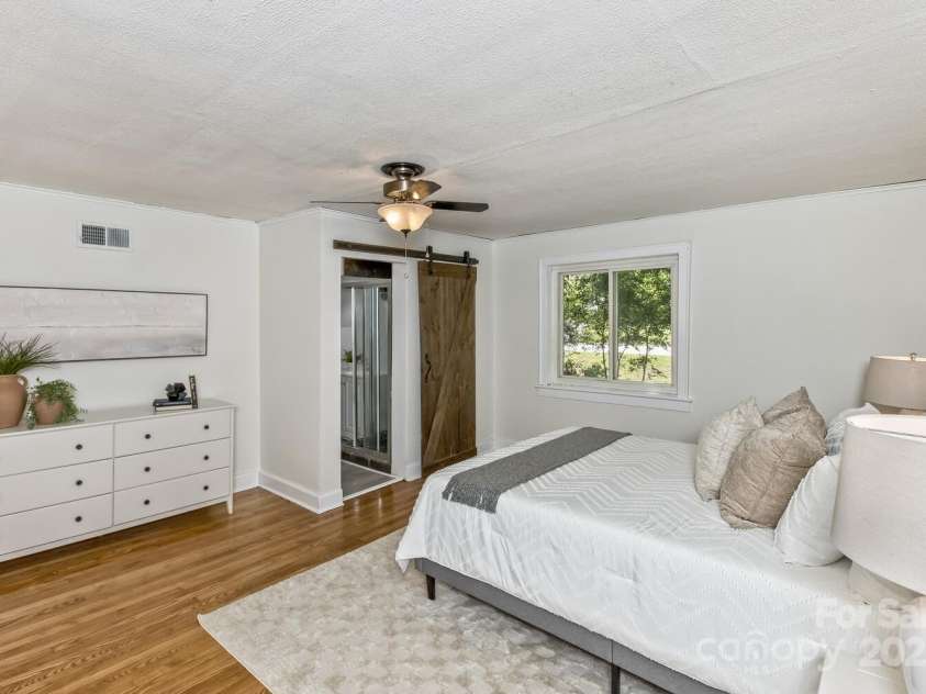 39 Nix Road, Hendersonville, NC 28792.  MLS# CAR4278502, YatesRealty ID 32004. Second floor bedroom with full bath