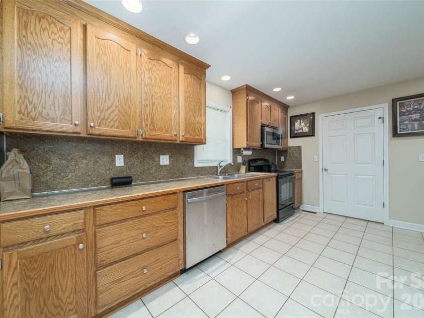 119 Bluff Court, Statesville, NC 28625.  MLS# CAR4341801, YatesRealty ID 3201. 