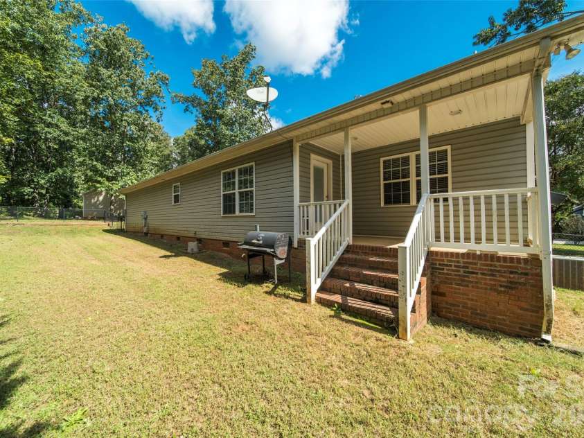 119 Bluff Court, Statesville, NC 28625.  MLS# CAR4341801, YatesRealty ID 3201. 