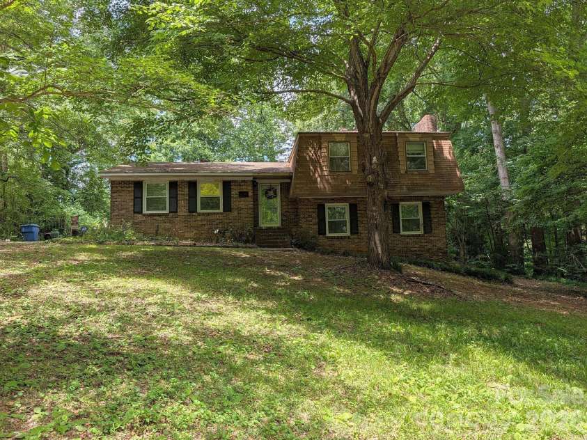 215 Swamp Fox Drive, Fort Mill, SC 29715.  MLS# CAR4395586, YatesRealty ID 32011. 