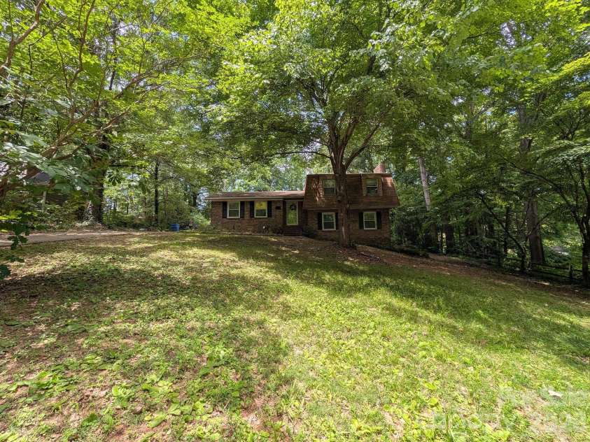 215 Swamp Fox Drive, Fort Mill, SC 29715.  MLS# CAR4395586, YatesRealty ID 32011. 