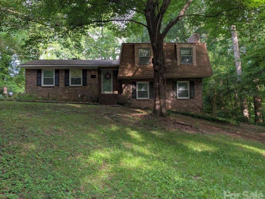 215 Swamp Fox Drive, Fort Mill, SC 29715.  MLS# CAR4395586, YatesRealty ID 32011. 