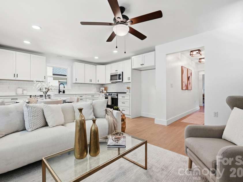 2204 Rozzelles Ferry Road, Charlotte, NC 28208.  MLS# CAR4393163, YatesRealty ID 32012. 