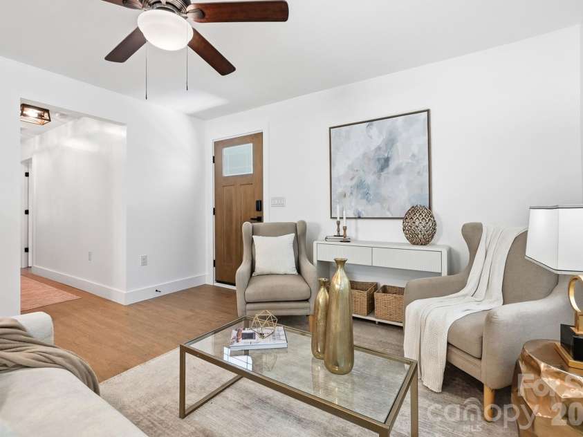 2204 Rozzelles Ferry Road, Charlotte, NC 28208.  MLS# CAR4393163, YatesRealty ID 32012. 