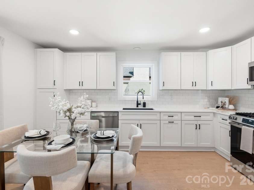 2204 Rozzelles Ferry Road, Charlotte, NC 28208.  MLS# CAR4393163, YatesRealty ID 32012. 
