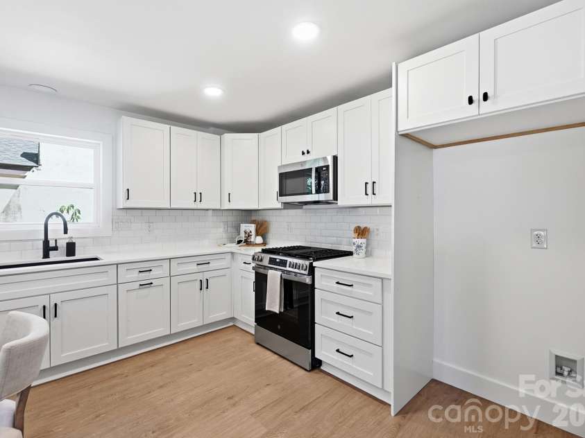 2204 Rozzelles Ferry Road, Charlotte, NC 28208.  MLS# CAR4393163, YatesRealty ID 32012. 