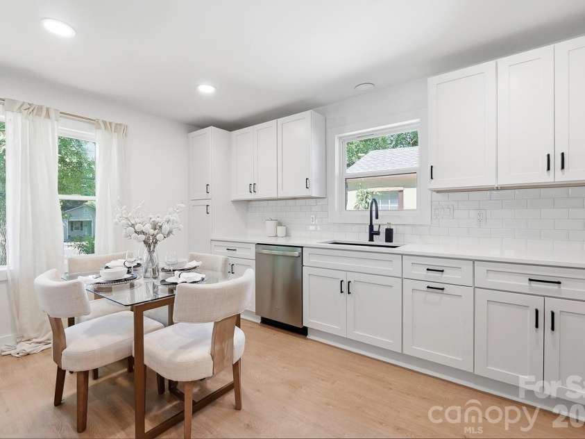 2204 Rozzelles Ferry Road, Charlotte, NC 28208.  MLS# CAR4393163, YatesRealty ID 32012. 