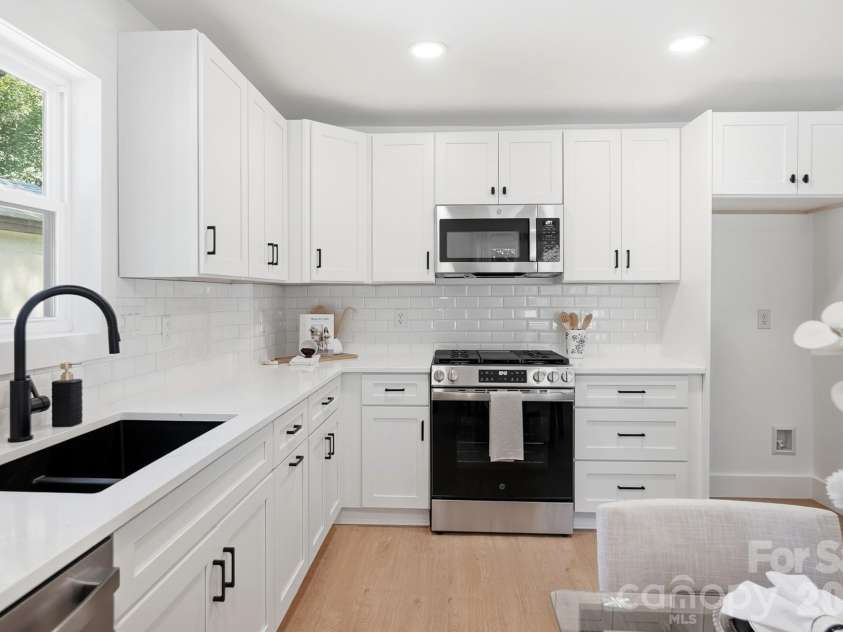 2204 Rozzelles Ferry Road, Charlotte, NC 28208.  MLS# CAR4393163, YatesRealty ID 32012. 