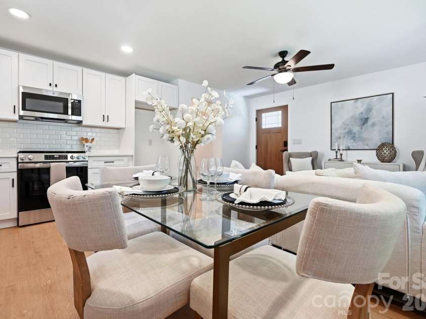 2204 Rozzelles Ferry Road, Charlotte, NC 28208.  MLS# CAR4393163, YatesRealty ID 32012. 