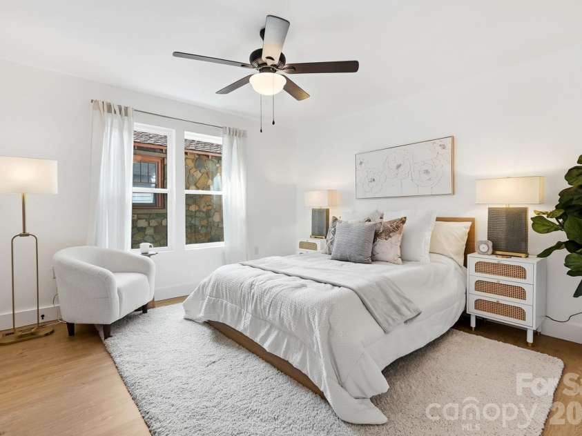 2204 Rozzelles Ferry Road, Charlotte, NC 28208.  MLS# CAR4393163, YatesRealty ID 32012. 