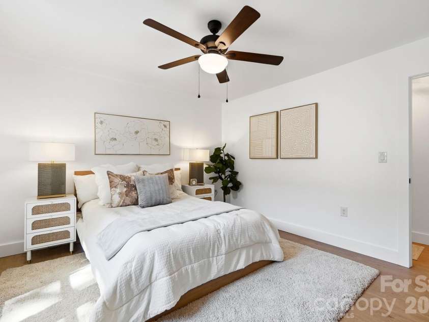 2204 Rozzelles Ferry Road, Charlotte, NC 28208.  MLS# CAR4393163, YatesRealty ID 32012. 