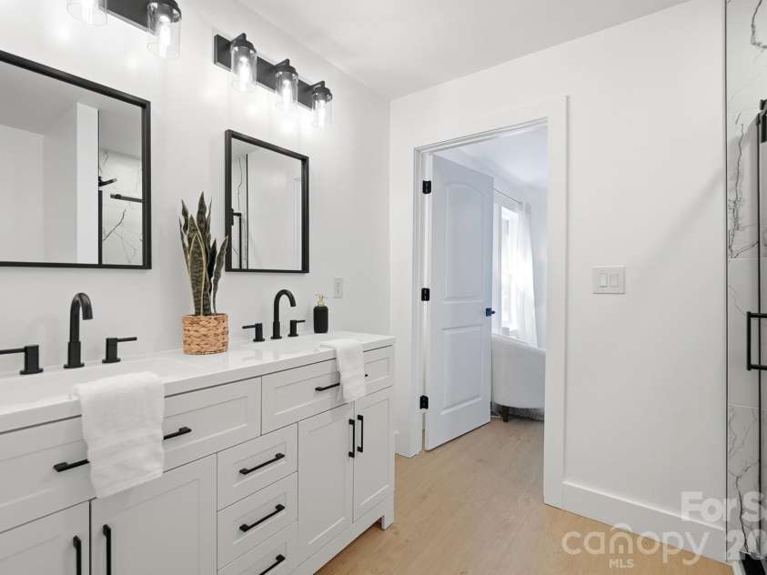 2204 Rozzelles Ferry Road, Charlotte, NC 28208.  MLS# CAR4393163, YatesRealty ID 32012. 