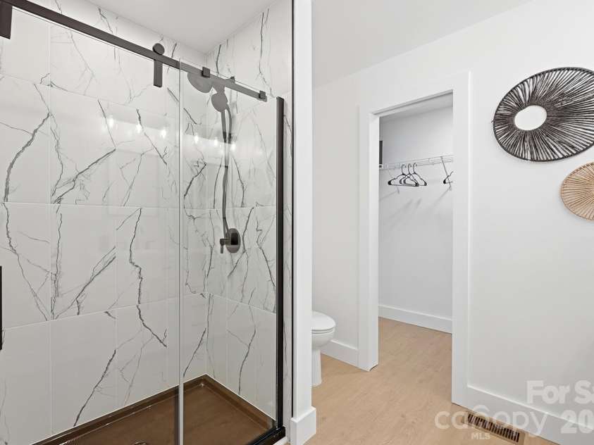 2204 Rozzelles Ferry Road, Charlotte, NC 28208.  MLS# CAR4393163, YatesRealty ID 32012. 