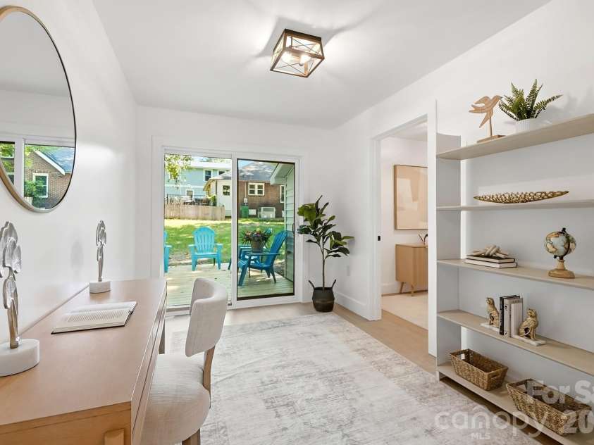 2204 Rozzelles Ferry Road, Charlotte, NC 28208.  MLS# CAR4393163, YatesRealty ID 32012. 