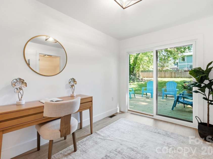 2204 Rozzelles Ferry Road, Charlotte, NC 28208.  MLS# CAR4393163, YatesRealty ID 32012. 