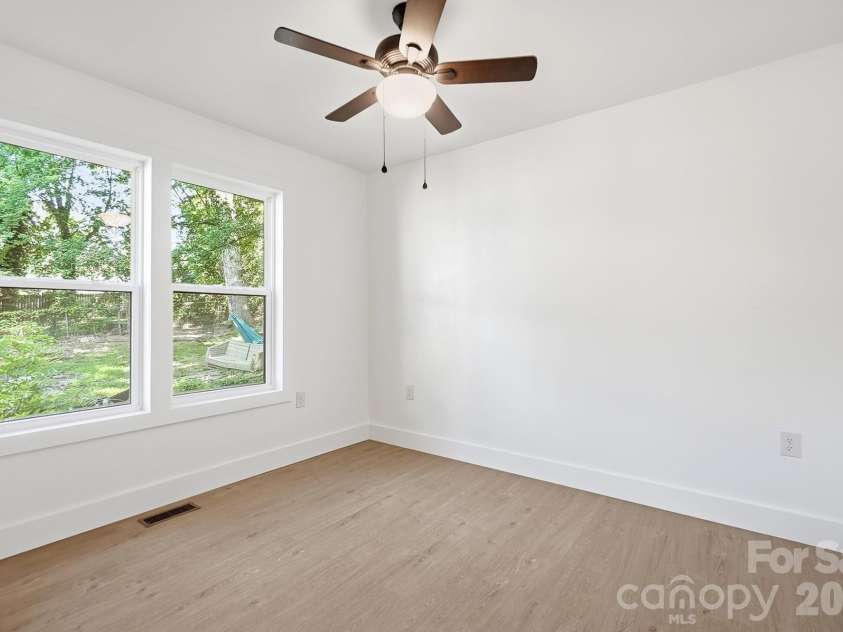 2204 Rozzelles Ferry Road, Charlotte, NC 28208.  MLS# CAR4393163, YatesRealty ID 32012. 