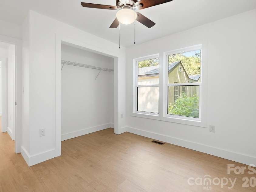 2204 Rozzelles Ferry Road, Charlotte, NC 28208.  MLS# CAR4393163, YatesRealty ID 32012. 