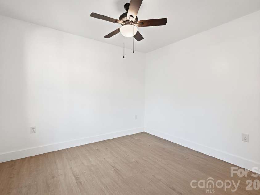 2204 Rozzelles Ferry Road, Charlotte, NC 28208.  MLS# CAR4393163, YatesRealty ID 32012. 
