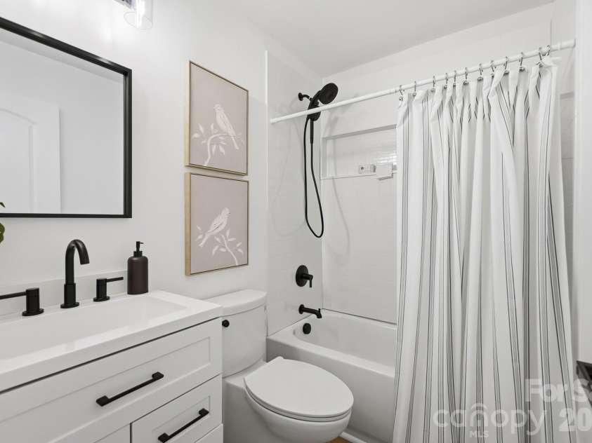2204 Rozzelles Ferry Road, Charlotte, NC 28208.  MLS# CAR4393163, YatesRealty ID 32012. 