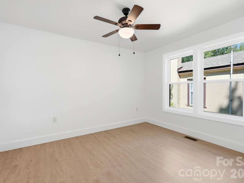 2204 Rozzelles Ferry Road, Charlotte, NC 28208.  MLS# CAR4393163, YatesRealty ID 32012. 