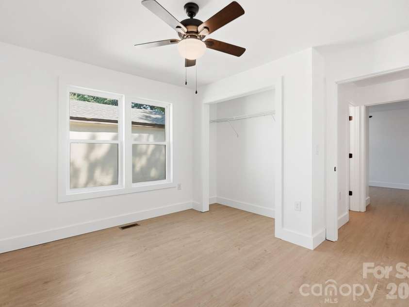2204 Rozzelles Ferry Road, Charlotte, NC 28208.  MLS# CAR4393163, YatesRealty ID 32012. 