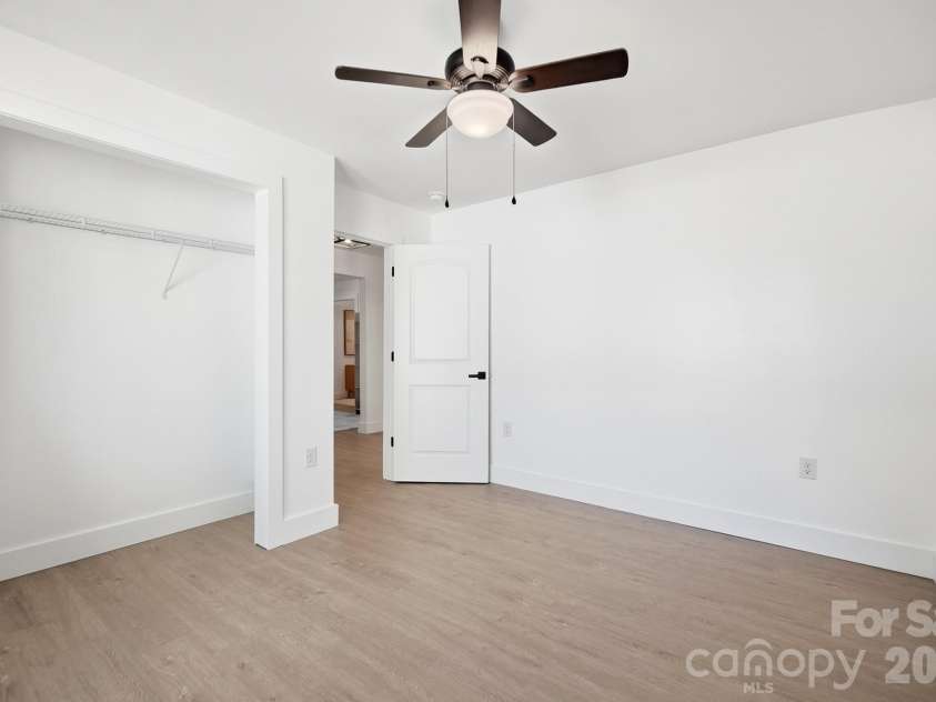 2204 Rozzelles Ferry Road, Charlotte, NC 28208.  MLS# CAR4393163, YatesRealty ID 32012. 