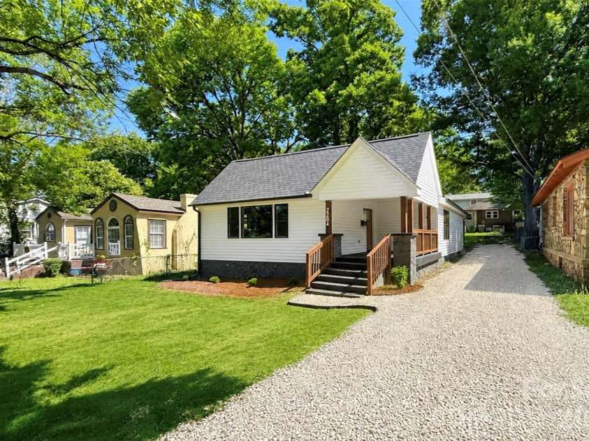 2204 Rozzelles Ferry Road, Charlotte, NC 28208.  MLS# CAR4393163, YatesRealty ID 32012. 
