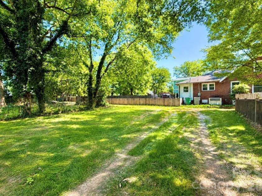 2204 Rozzelles Ferry Road, Charlotte, NC 28208.  MLS# CAR4393163, YatesRealty ID 32012. 