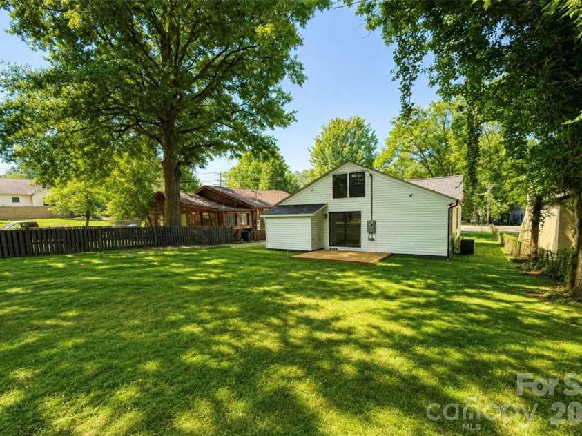 2204 Rozzelles Ferry Road, Charlotte, NC 28208.  MLS# CAR4393163, YatesRealty ID 32012. 