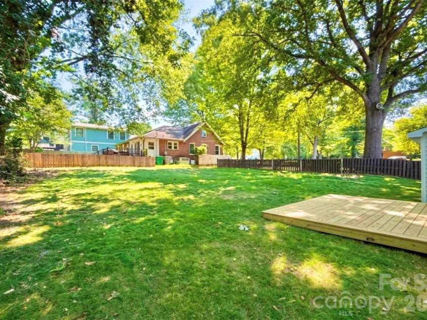 2204 Rozzelles Ferry Road, Charlotte, NC 28208.  MLS# CAR4393163, YatesRealty ID 32012. 