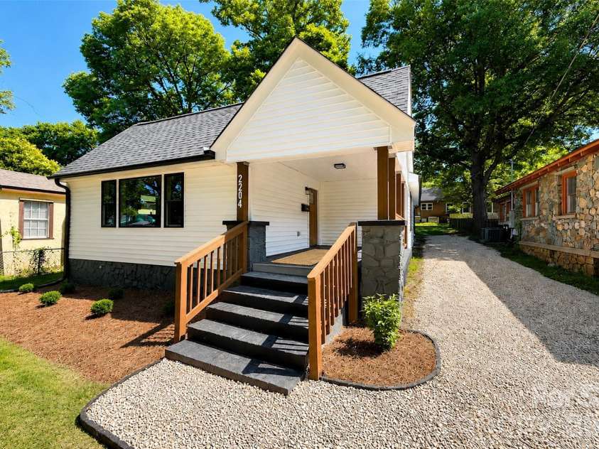 2204 Rozzelles Ferry Road, Charlotte, NC 28208.  MLS# CAR4393163, YatesRealty ID 32012. 