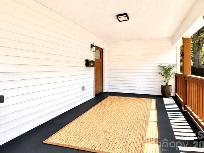 2204 Rozzelles Ferry Road, Charlotte, NC 28208.  MLS# CAR4393163, YatesRealty ID 32012. 
