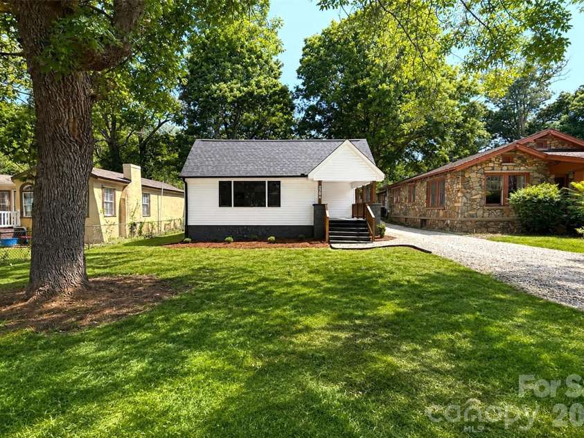 2204 Rozzelles Ferry Road, Charlotte, NC 28208.  MLS# CAR4393163, YatesRealty ID 32012. 
