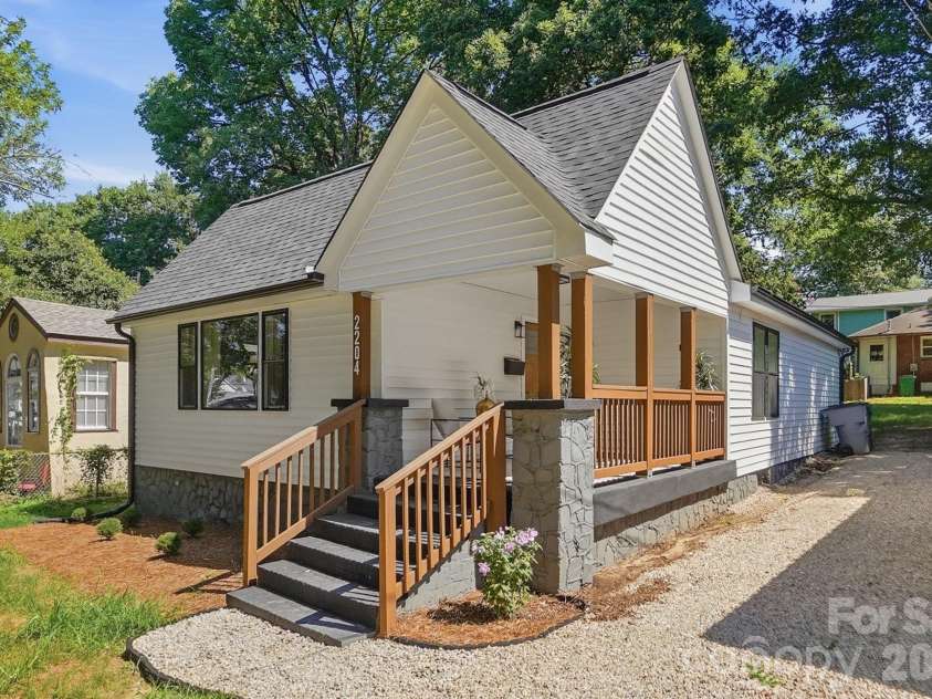 2204 Rozzelles Ferry Road, Charlotte, NC 28208.  MLS# CAR4421942, YatesRealty ID 32012. 
