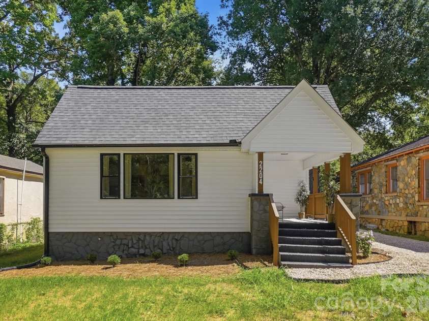 2204 Rozzelles Ferry Road, Charlotte, NC 28208.  MLS# CAR4421942, YatesRealty ID 32012. 