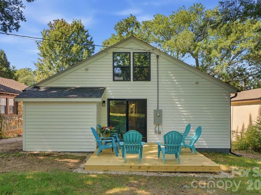 2204 Rozzelles Ferry Road, Charlotte, NC 28208.  MLS# CAR4421942, YatesRealty ID 32012. 