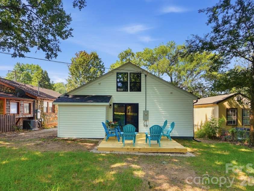 2204 Rozzelles Ferry Road, Charlotte, NC 28208.  MLS# CAR4421942, YatesRealty ID 32012. 