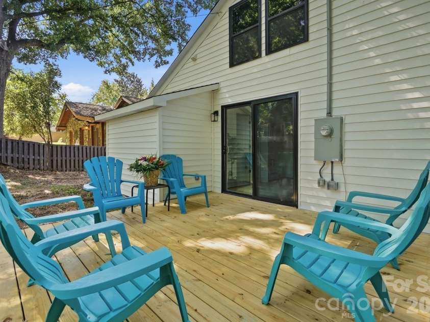 2204 Rozzelles Ferry Road, Charlotte, NC 28208.  MLS# CAR4421942, YatesRealty ID 32012. 